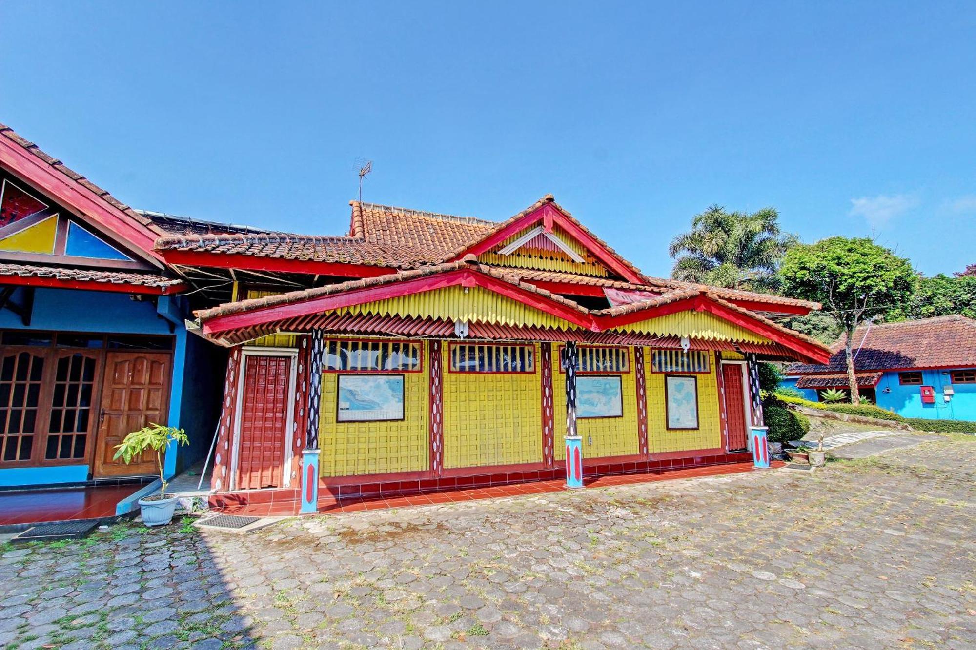 Hotel Capital O 91644 Loka Hause à Salatiga Extérieur photo