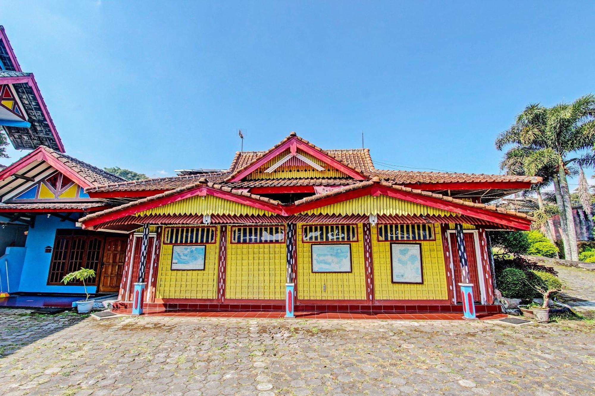 Hotel Capital O 91644 Loka Hause à Salatiga Extérieur photo